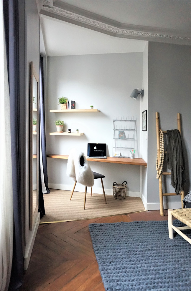 Idée de décoration pour un bureau design de taille moyenne avec un mur gris et parquet clair.