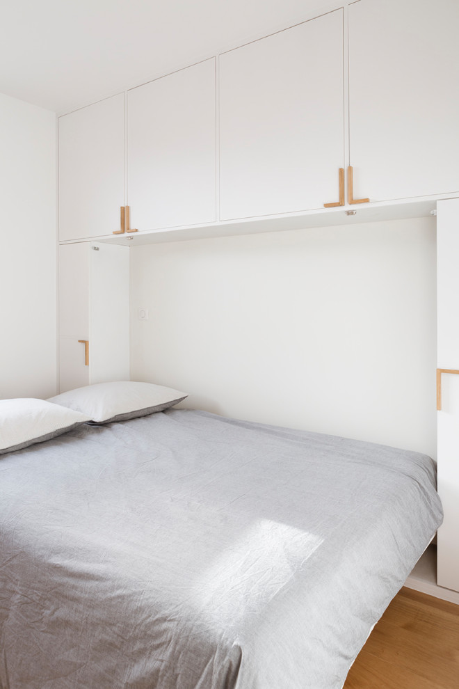 На фото: спальня среднего размера в современном стиле с белыми стенами и светлым паркетным полом с