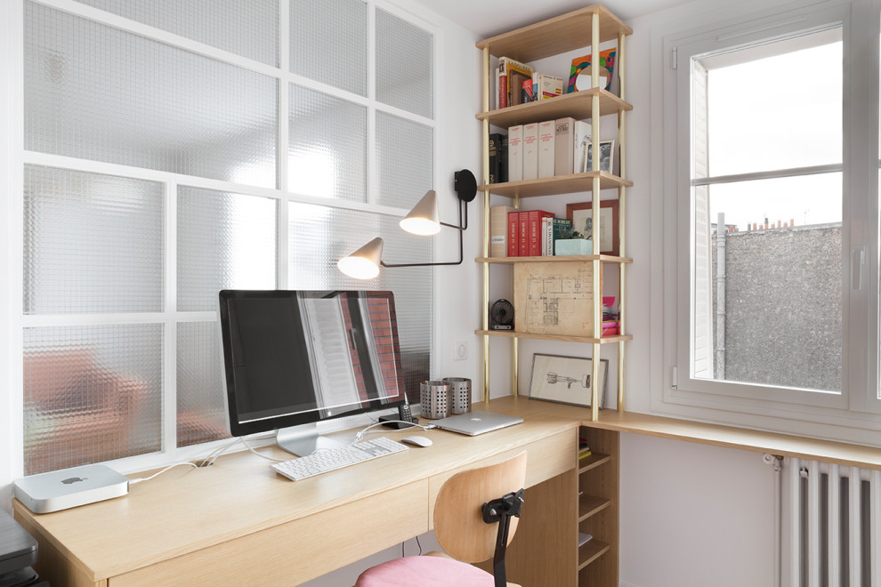Diseño de despacho contemporáneo de tamaño medio con paredes blancas, suelo de madera clara y escritorio empotrado
