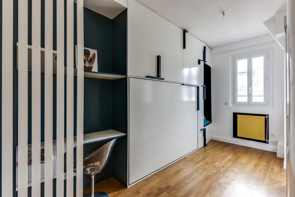 Diseño de despacho contemporáneo pequeño con paredes blancas y suelo de madera en tonos medios