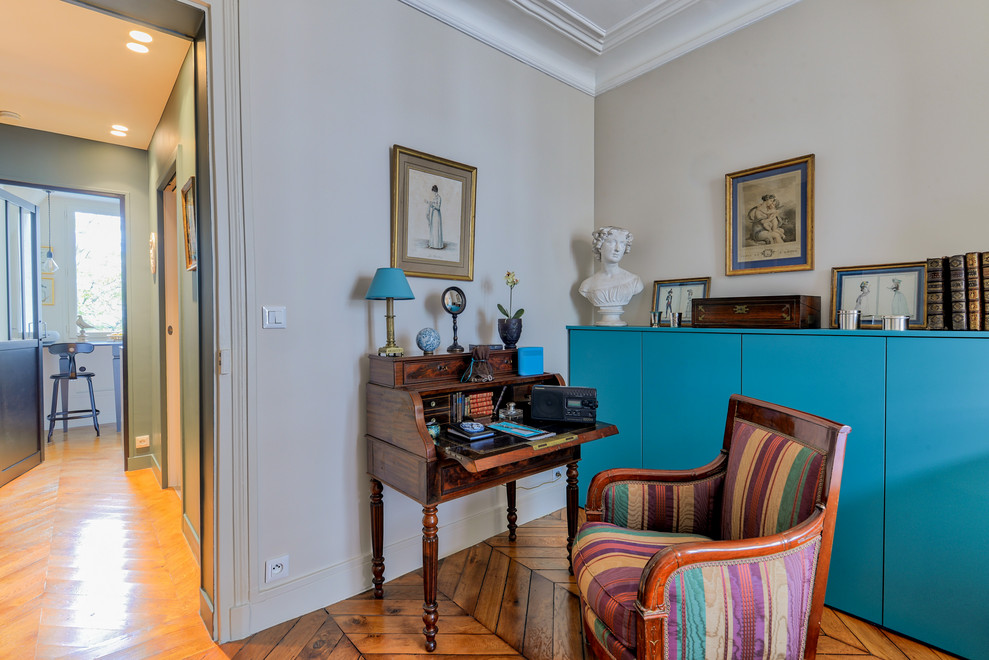 Idée de décoration pour un petit bureau design avec aucune cheminée, un bureau indépendant, un mur beige et un sol en bois brun.