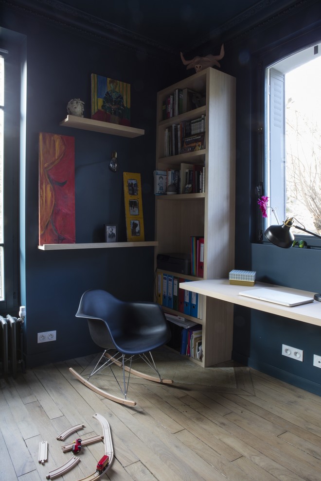 Inspiration pour un bureau bohème de taille moyenne avec une bibliothèque ou un coin lecture, un mur bleu, parquet clair, aucune cheminée, un bureau intégré et un sol marron.
