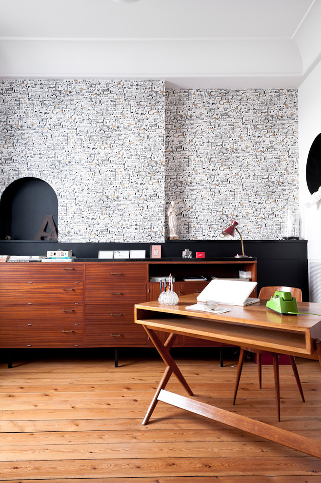 ボルドーにある高級な広いコンテンポラリースタイルのおしゃれな書斎 (マルチカラーの壁、無垢フローリング、自立型机) の写真