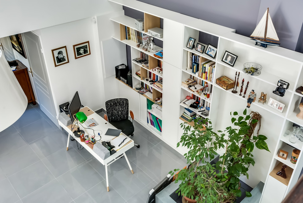 Foto di un piccolo ufficio contemporaneo con pareti grigie, pavimento con piastrelle in ceramica, nessun camino, scrivania autoportante e pavimento grigio