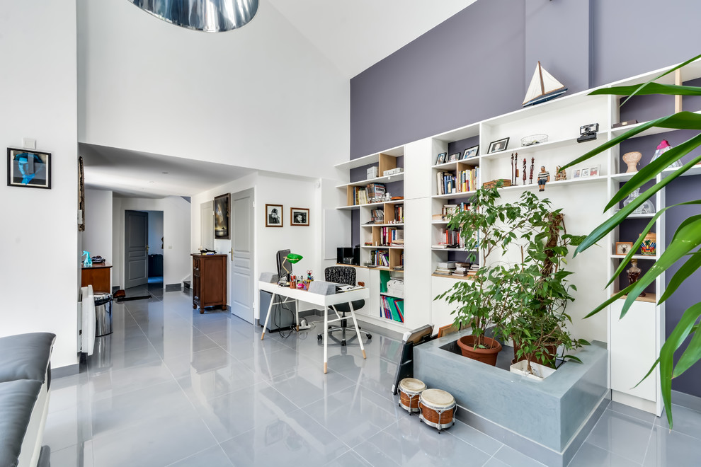 Immagine di un piccolo ufficio contemporaneo con pareti grigie, pavimento con piastrelle in ceramica, nessun camino, scrivania autoportante e pavimento grigio