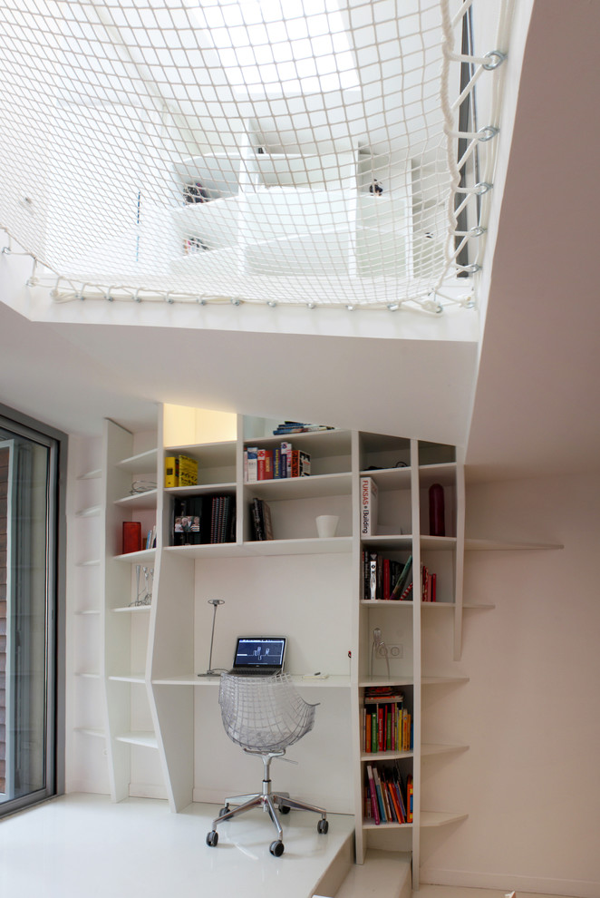 Idee per un ufficio contemporaneo di medie dimensioni con scrivania incassata e pareti bianche
