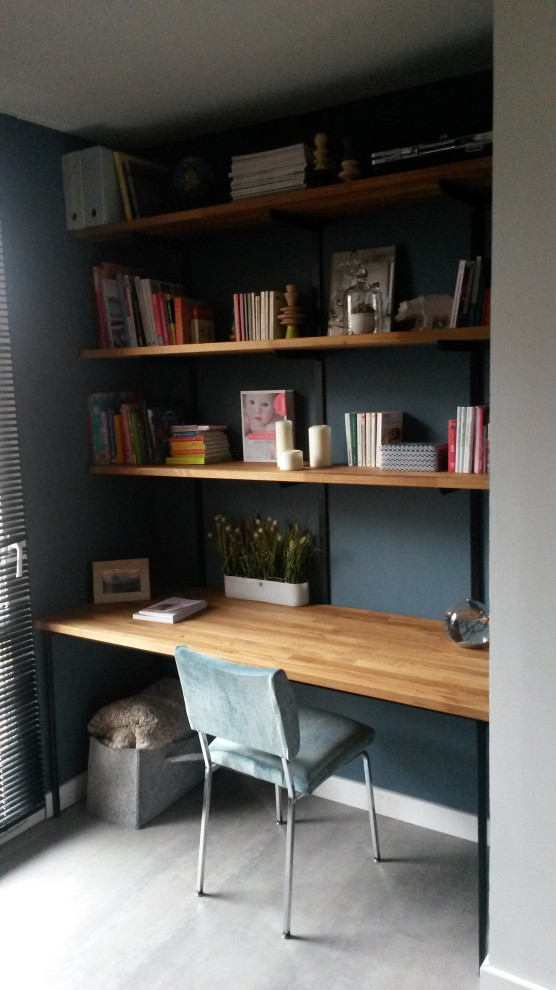 Bild på ett litet eklektiskt arbetsrum, med ett bibliotek, blå väggar, vinylgolv, ett inbyggt skrivbord och grått golv