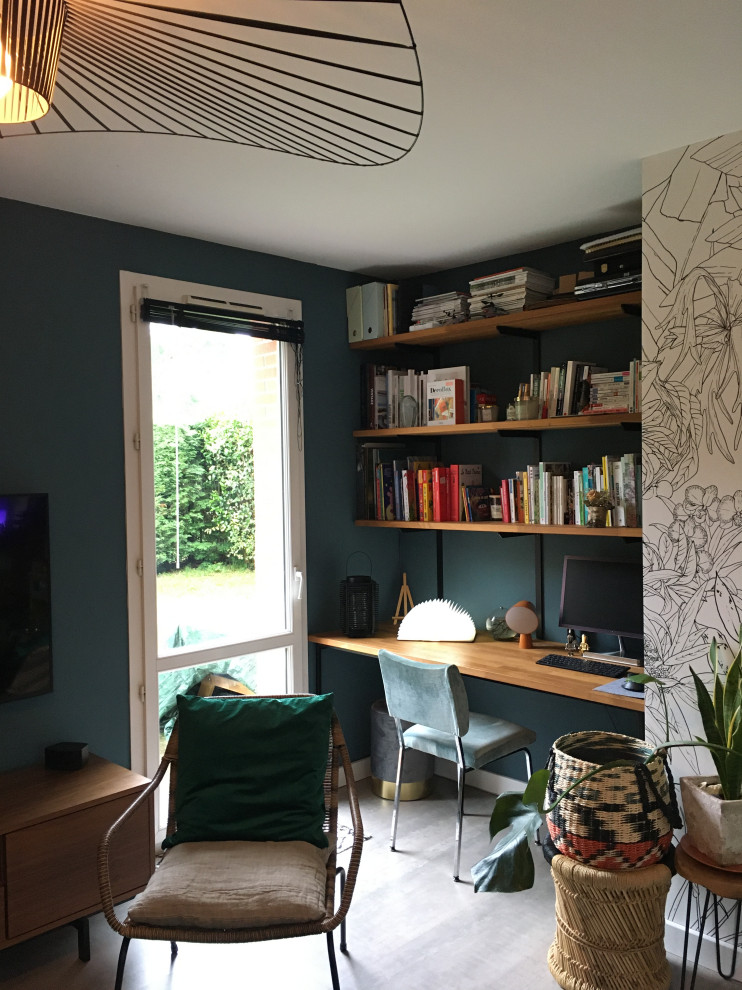Ispirazione per un piccolo studio eclettico con libreria, pareti blu, pavimento in vinile, scrivania incassata e pavimento grigio