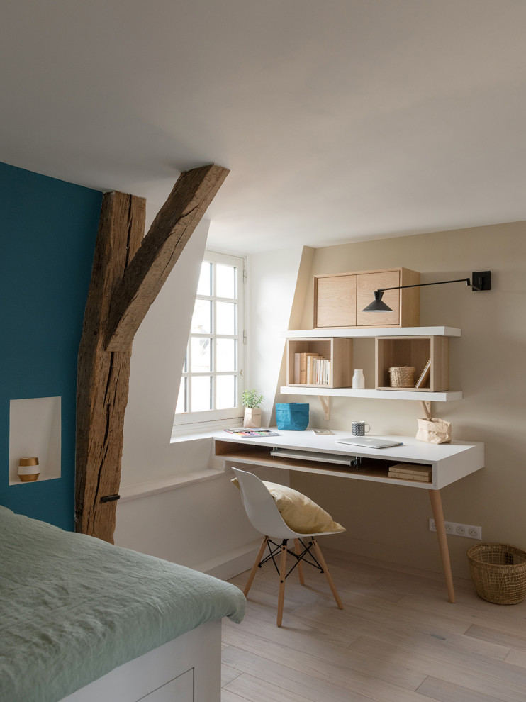 Foto de despacho actual con paredes beige, suelo de madera clara, escritorio independiente y suelo beige