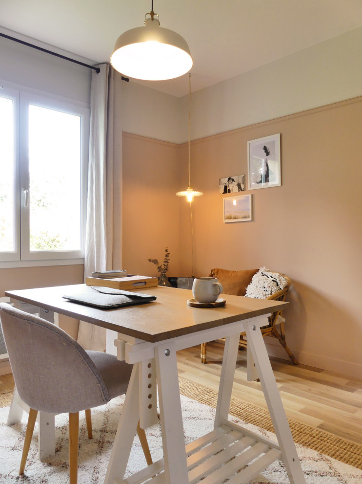 Источник вдохновения для домашнего уюта: столовая среднего размера в морском стиле с светлым паркетным полом, коричневым полом и оранжевыми стенами
