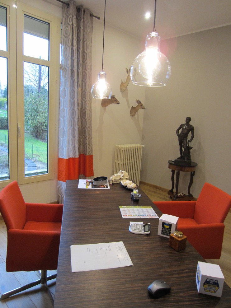 Idée de décoration pour un grand bureau tradition avec un mur gris, parquet clair, un bureau indépendant et un sol beige.
