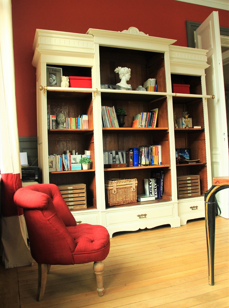 Foto på ett mellanstort vintage arbetsrum, med röda väggar, ljust trägolv och ett fristående skrivbord