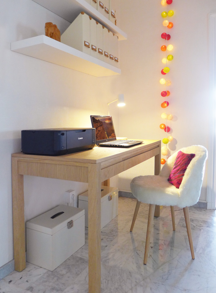 Foto di un piccolo ufficio minimal con pareti bianche, pavimento in marmo, nessun camino, scrivania autoportante e pavimento bianco
