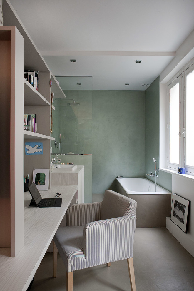Kleines Modernes Arbeitszimmer mit Arbeitsplatz, beiger Wandfarbe, Betonboden und Einbau-Schreibtisch in Paris