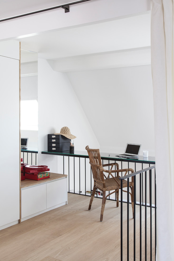 Immagine di uno studio contemporaneo di medie dimensioni con pareti bianche, parquet chiaro, nessun camino, scrivania incassata e pavimento beige