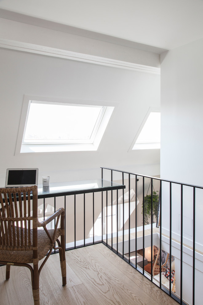パリにある高級な中くらいなコンテンポラリースタイルのおしゃれなホームオフィス・書斎 (白い壁、淡色無垢フローリング、造り付け机、ベージュの床、暖炉なし) の写真