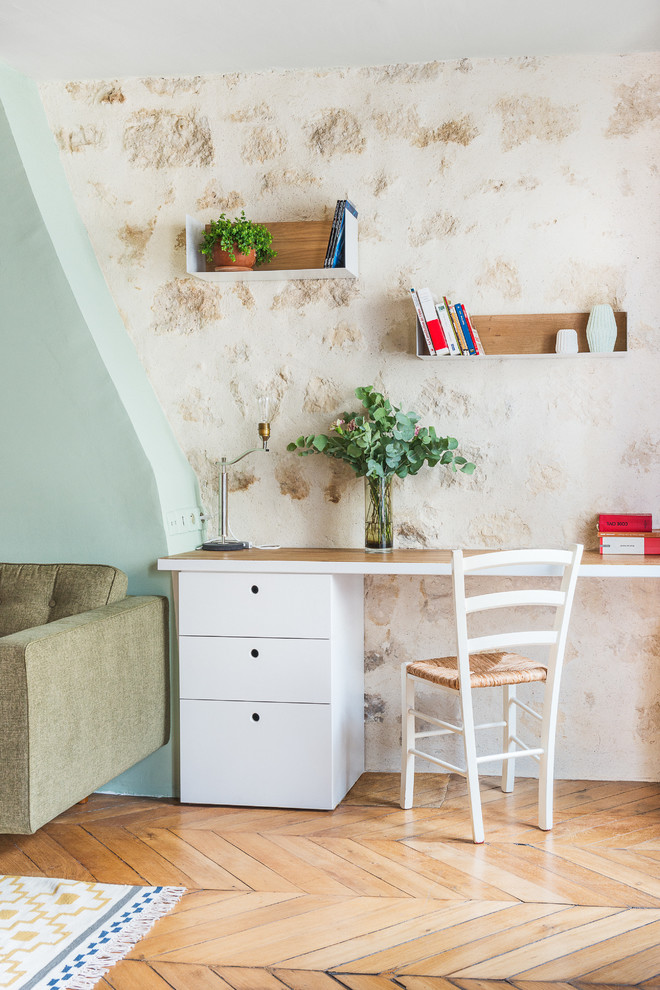 Ejemplo de despacho contemporáneo con suelo de madera clara y escritorio independiente