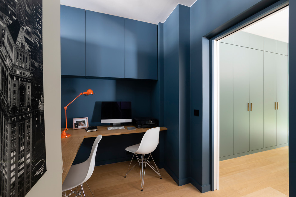 Aménagement d'un bureau contemporain de taille moyenne avec un mur bleu, parquet clair et un bureau intégré.