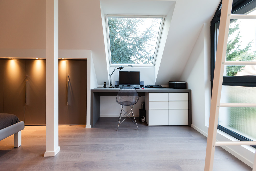 Idée de décoration pour un bureau design de taille moyenne avec un mur blanc, parquet clair et un sol beige.