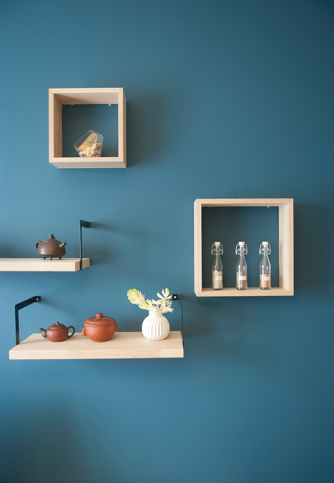 Inspiration pour un bureau design avec un mur bleu, parquet clair et un bureau indépendant.