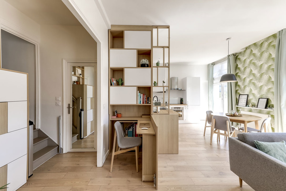 Idéer för mellanstora minimalistiska arbetsrum, med vita väggar, ljust trägolv, ett inbyggt skrivbord och beiget golv