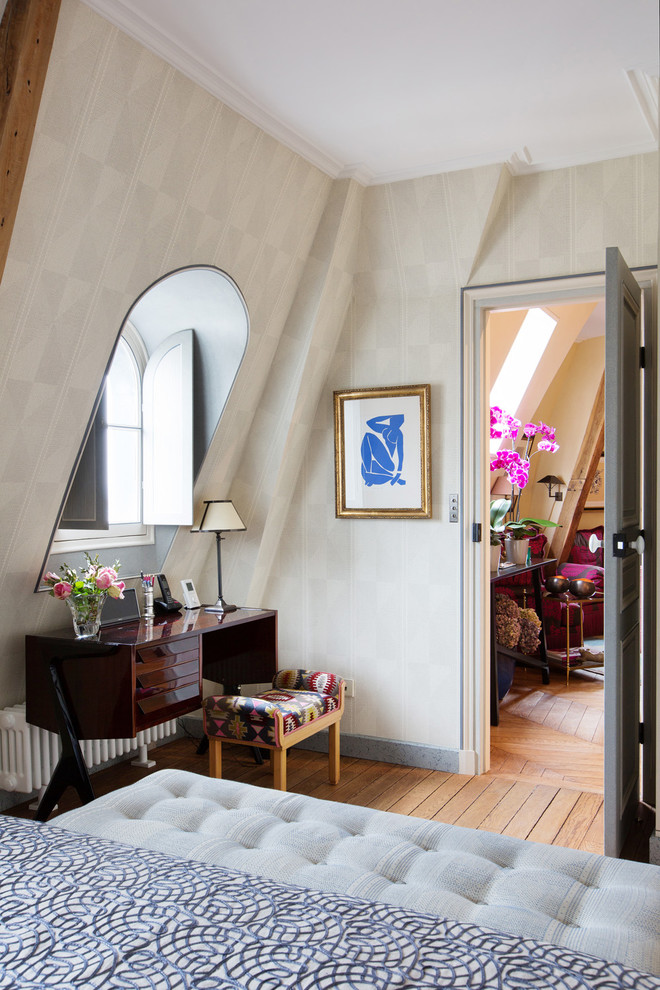 Ejemplo de despacho ecléctico pequeño con paredes beige, suelo de madera en tonos medios y escritorio independiente