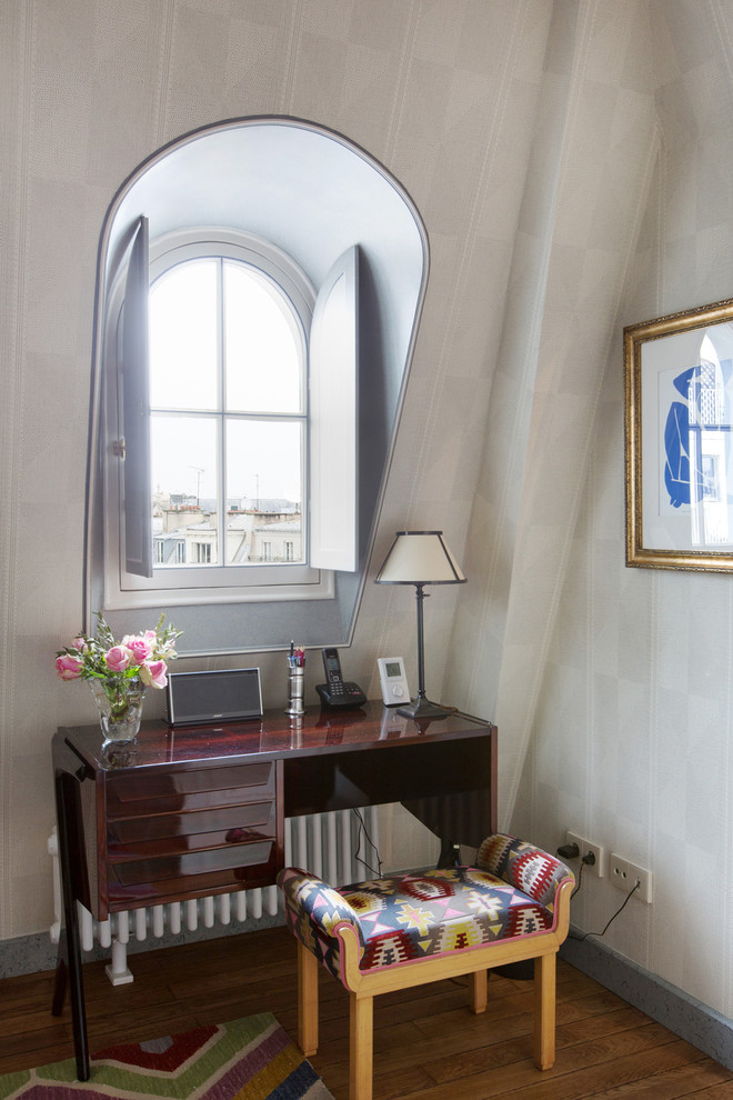 Foto de despacho tradicional renovado con paredes grises, suelo de madera en tonos medios y escritorio independiente