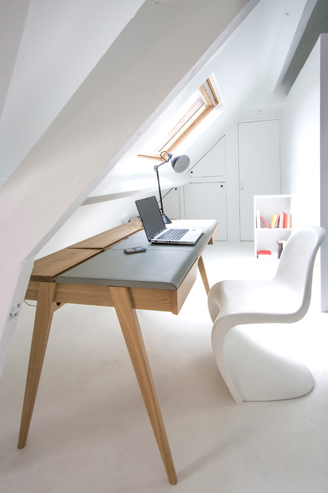 Design ideas for a scandinavian home office in Paris.