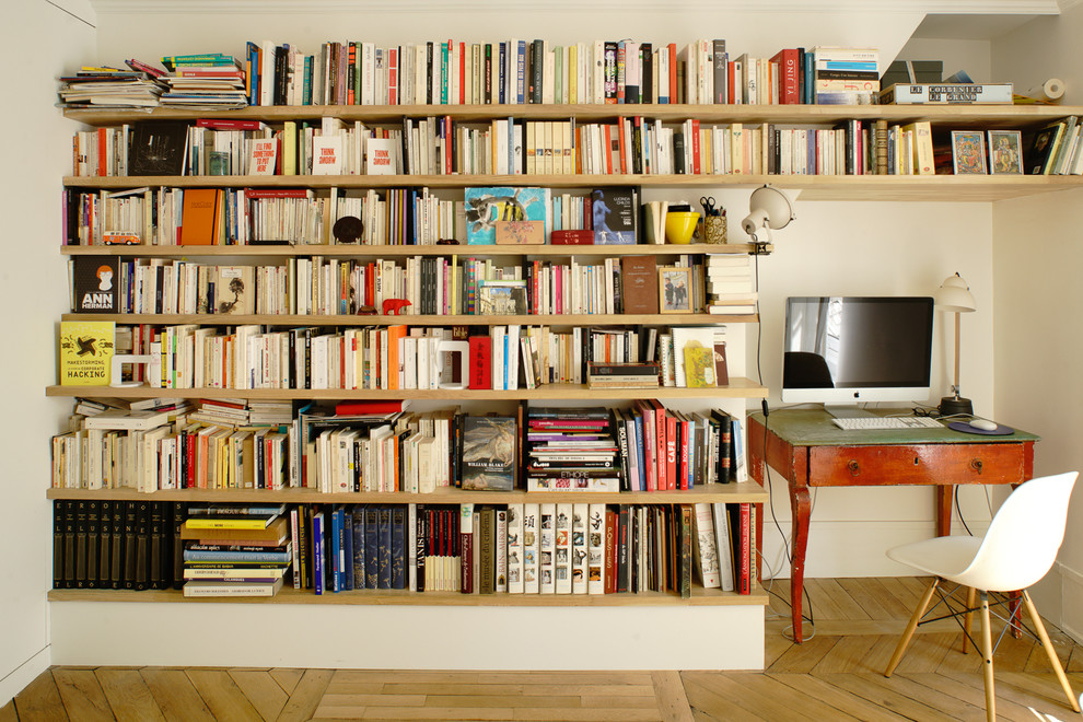 Idéer för ett mellanstort modernt arbetsrum, med ett bibliotek, beige väggar, ljust trägolv, ett fristående skrivbord och beiget golv
