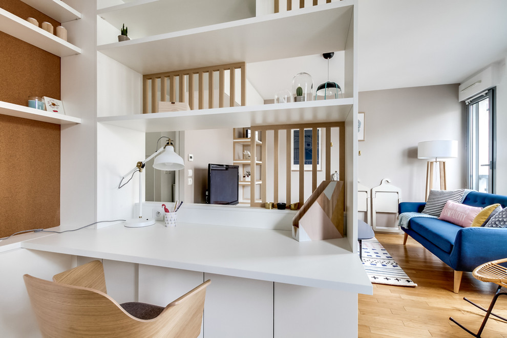 Kleines Nordisches Arbeitszimmer mit Studio, weißer Wandfarbe, hellem Holzboden und Einbau-Schreibtisch in Paris