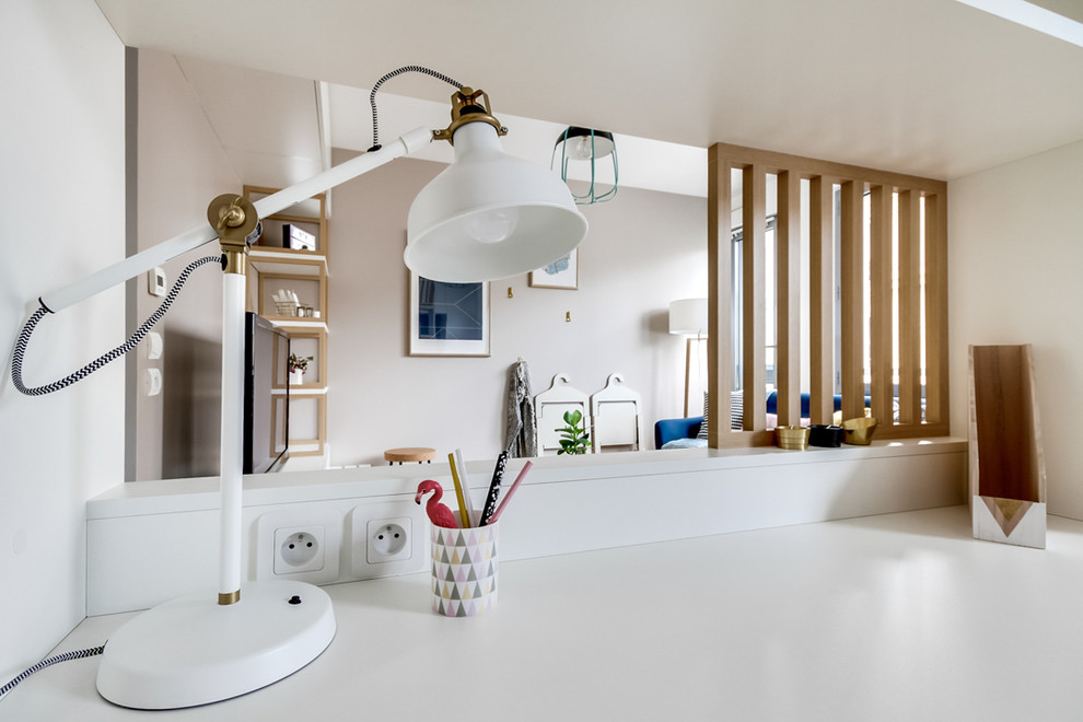 На фото: маленькая домашняя мастерская в скандинавском стиле с белыми стенами, светлым паркетным полом и встроенным рабочим столом для на участке и в саду