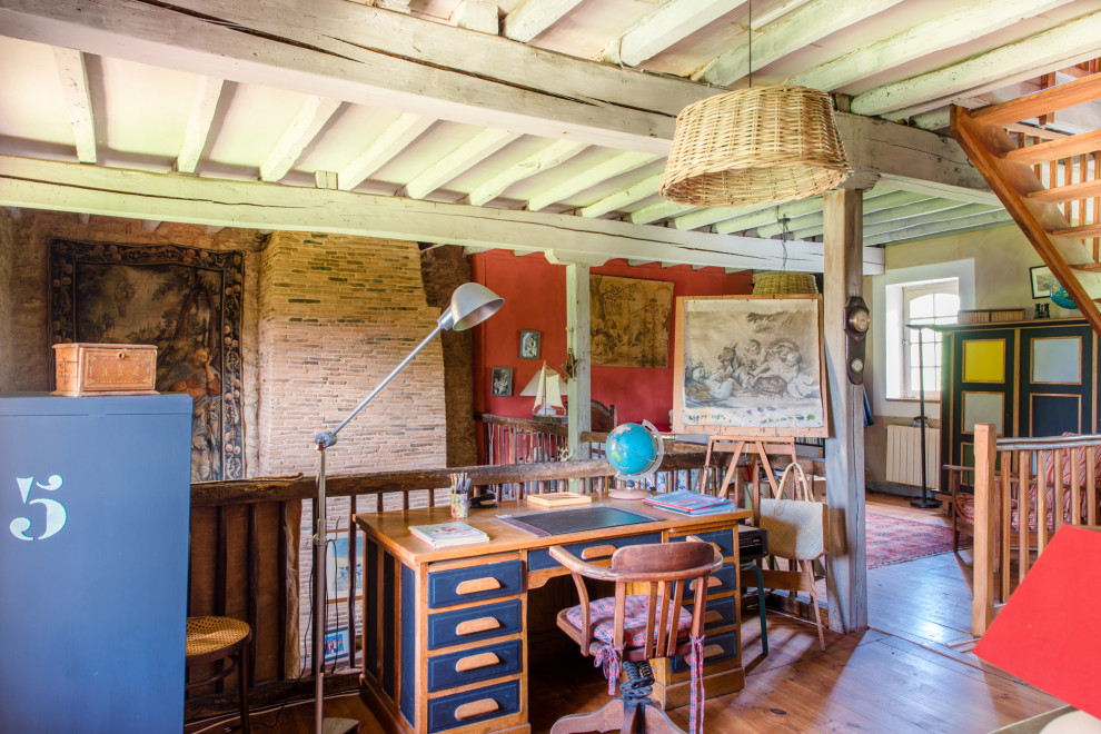 Ejemplo de despacho de estilo de casa de campo con suelo de madera en tonos medios, escritorio independiente y suelo marrón