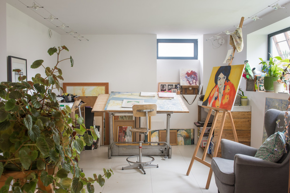 Bild på ett mellanstort industriellt hemmastudio, med vita väggar, klinkergolv i keramik och ett fristående skrivbord