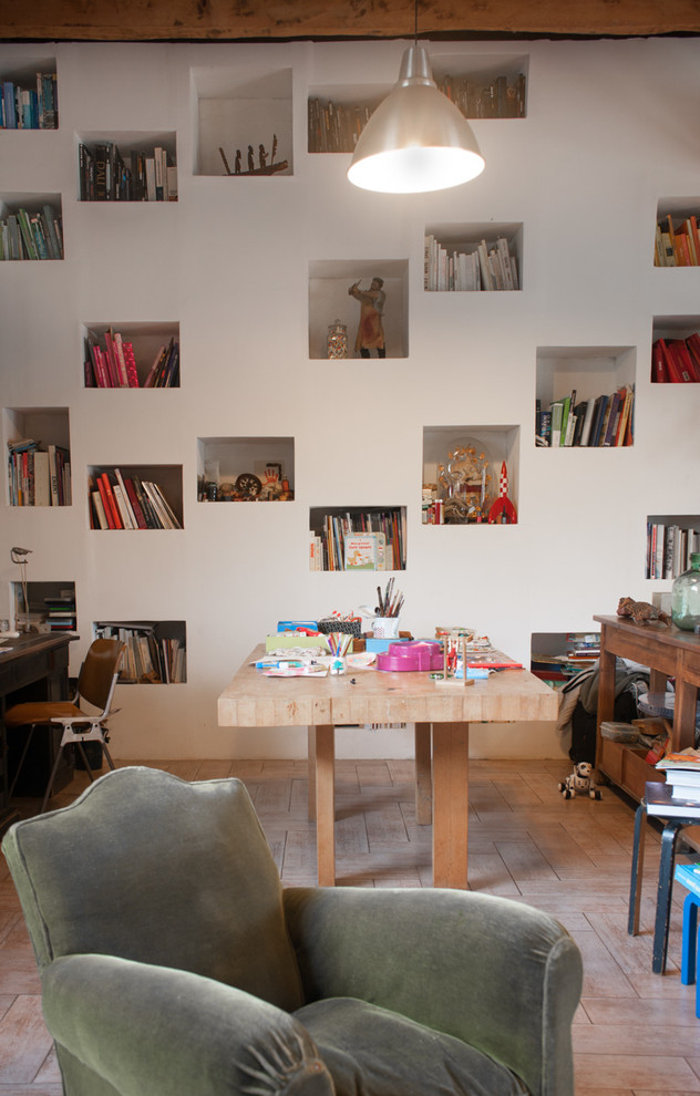 Esempio di una stanza da lavoro boho chic di medie dimensioni con pareti bianche e scrivania autoportante
