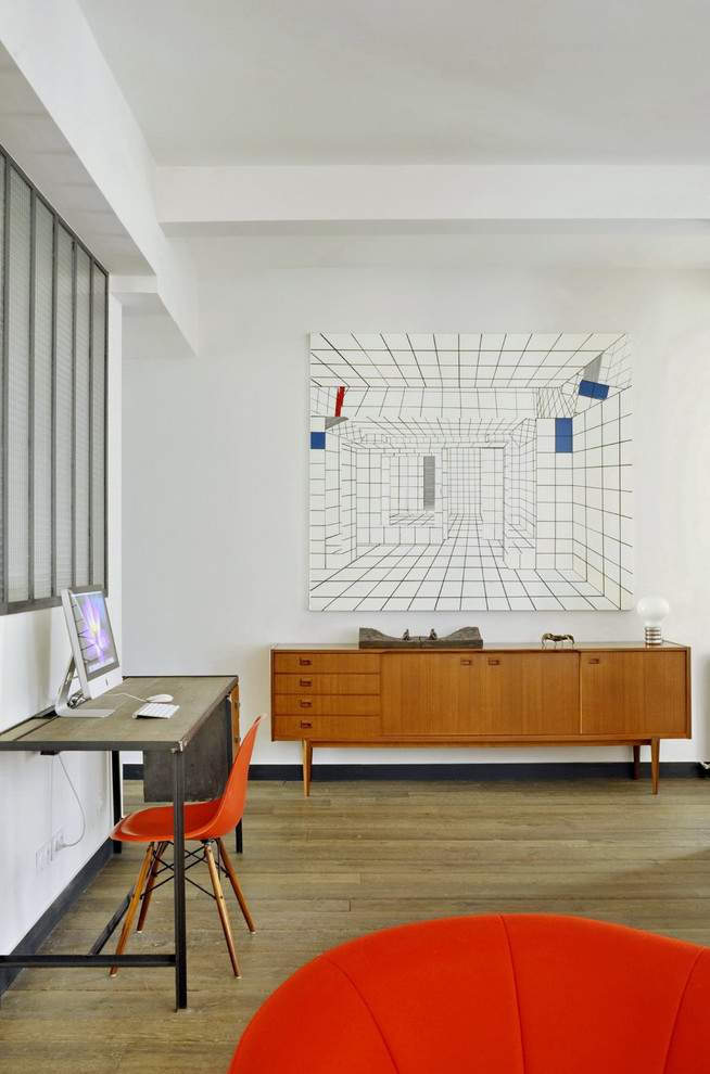 Пример оригинального дизайна: рабочее место среднего размера в стиле фьюжн с белыми стенами, паркетным полом среднего тона и отдельно стоящим рабочим столом