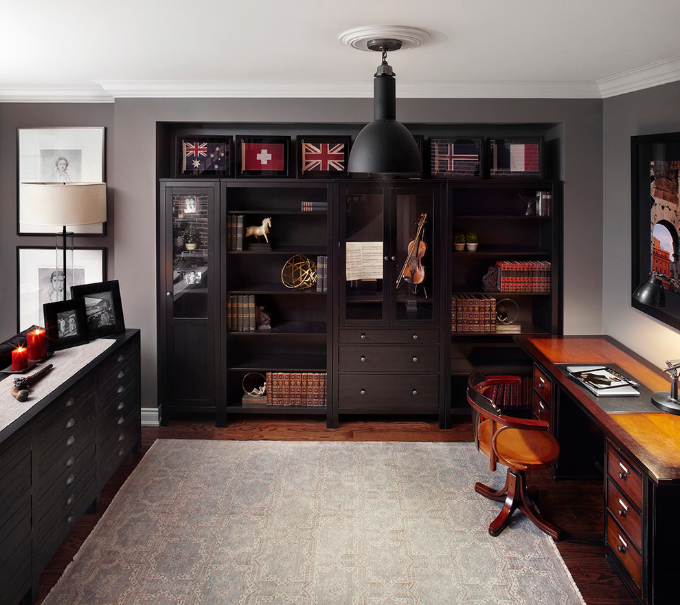 Cette image montre un bureau traditionnel de taille moyenne avec un mur gris, un bureau indépendant et parquet foncé.