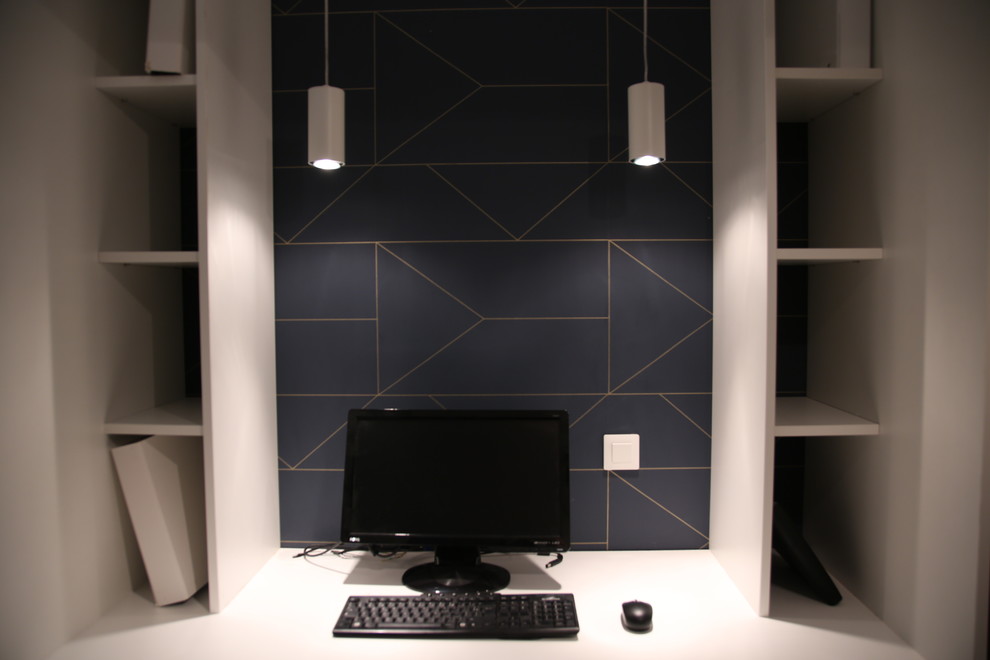 Idée de décoration pour un bureau nordique de taille moyenne avec un mur bleu, un sol en carrelage de céramique, aucune cheminée, un bureau intégré et un sol blanc.
