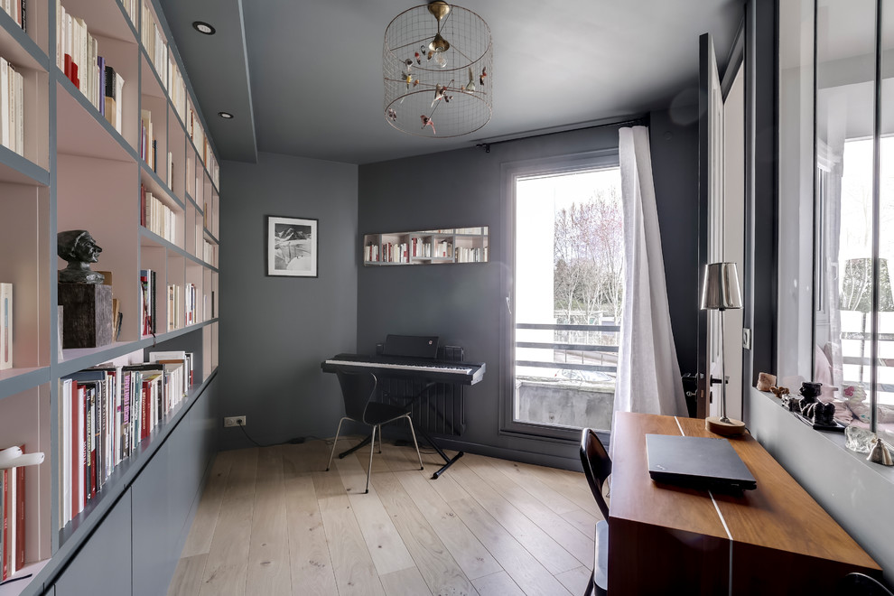 Idée de décoration pour un bureau design avec un mur gris, parquet clair, un bureau indépendant et un sol beige.