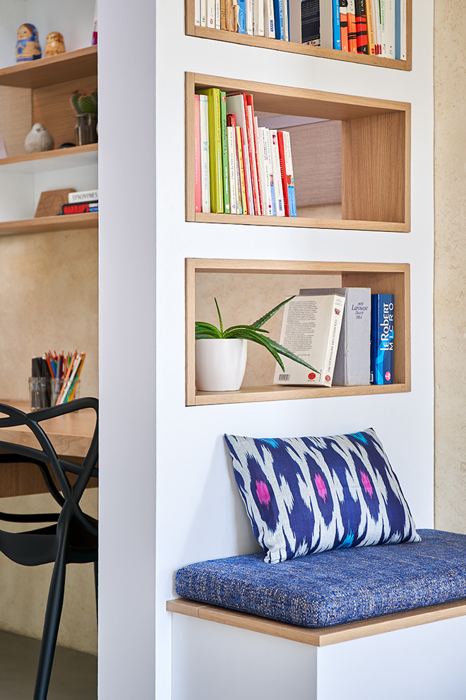 Стильный дизайн: домашняя библиотека среднего размера в стиле фьюжн с бежевыми стенами, бетонным полом, встроенным рабочим столом и серым полом - последний тренд