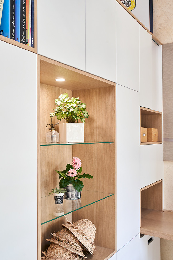 Mittelgroßes Eklektisches Lesezimmer mit beiger Wandfarbe, Betonboden, Einbau-Schreibtisch und grauem Boden in Nantes