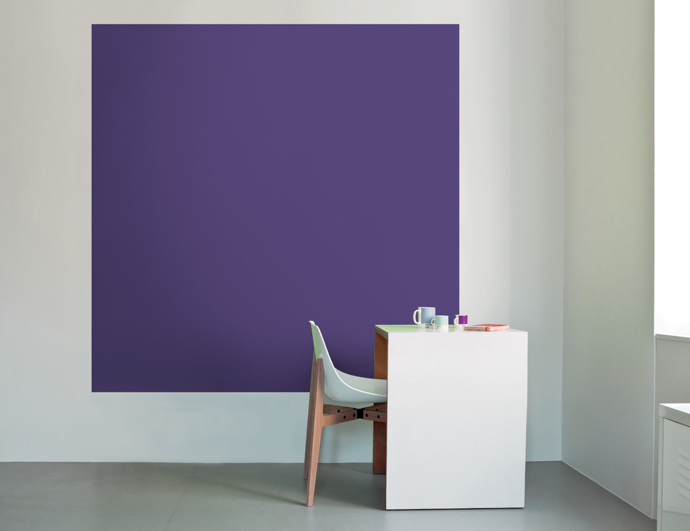 Пример оригинального дизайна: кабинет в современном стиле с фиолетовыми стенами и серым полом