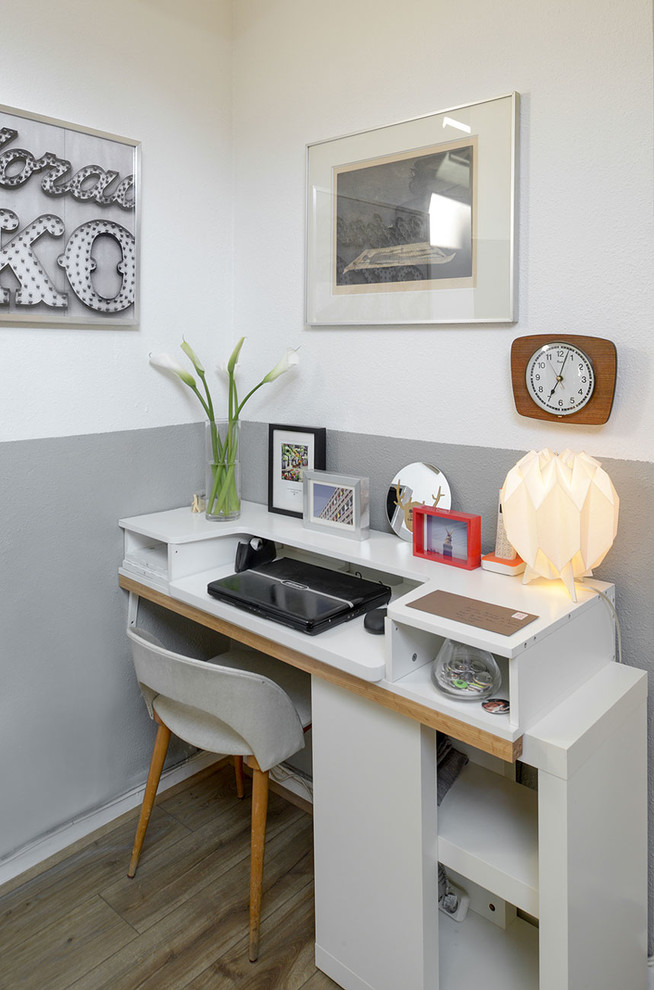 Aménagement d'un petit bureau scandinave avec un mur gris, sol en stratifié, un bureau indépendant et un sol beige.