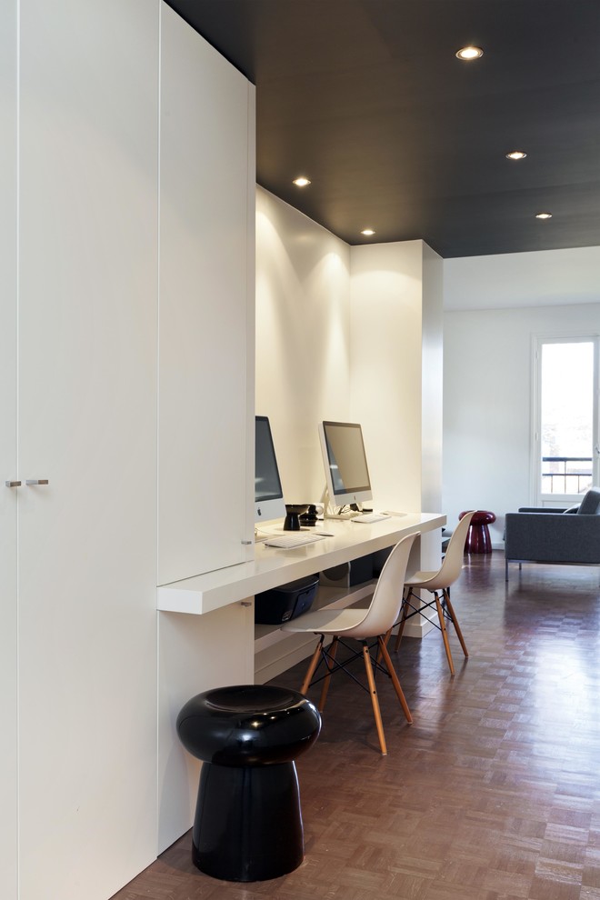 Réalisation d'un bureau design de taille moyenne avec un mur blanc, un sol en bois brun, aucune cheminée et un bureau indépendant.