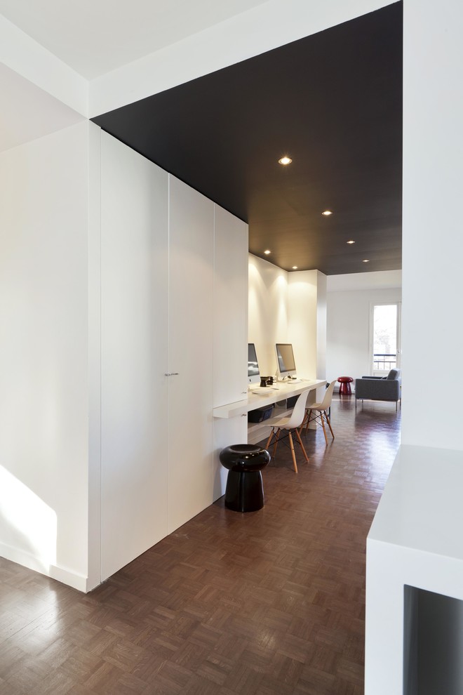 Diseño de despacho contemporáneo de tamaño medio sin chimenea con paredes blancas, suelo de madera en tonos medios y escritorio independiente