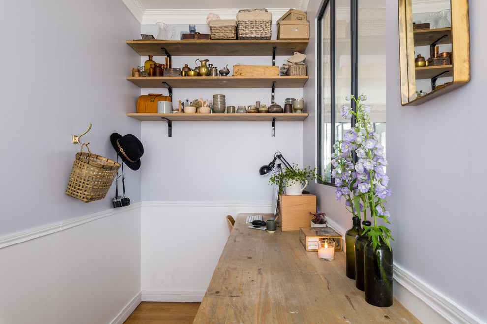 Idée de décoration pour un petit bureau nordique avec un mur gris, un sol en bois brun, aucune cheminée et un bureau indépendant.