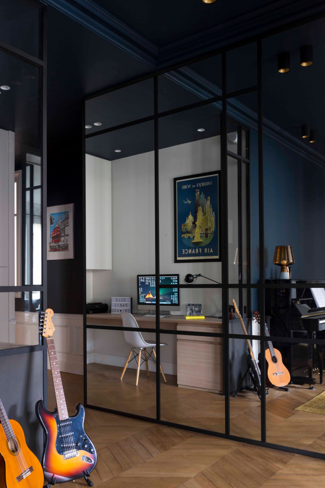 Réalisation d'un grand bureau design avec un mur bleu, parquet clair, aucune cheminée, un bureau indépendant et un sol beige.