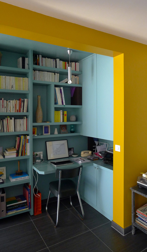 Ejemplo de despacho vintage pequeño sin chimenea con paredes azules, suelo de baldosas de cerámica y escritorio empotrado