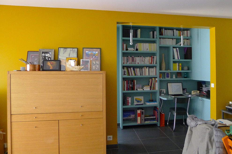 Cette image montre un petit bureau vintage avec un mur bleu, un sol en carrelage de céramique, aucune cheminée et un bureau intégré.