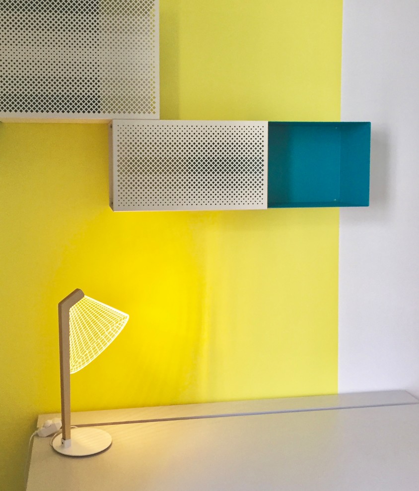 Inspiration för ett arbetsrum, med gula väggar, ett fristående skrivbord och brunt golv