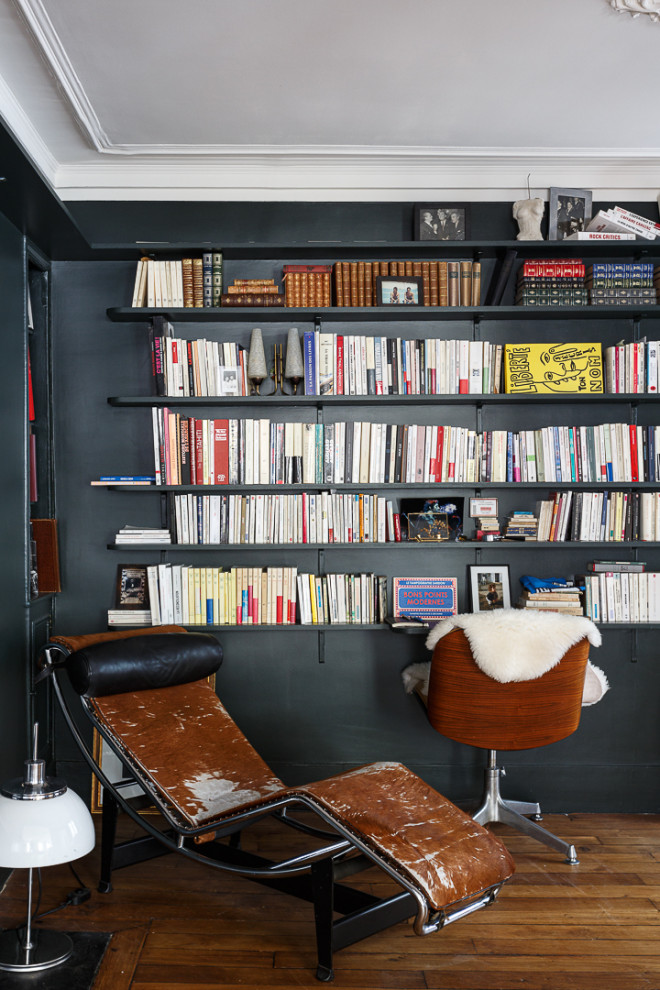 Réalisation d'un bureau tradition de taille moyenne avec une bibliothèque ou un coin lecture, un mur bleu, un sol en bois brun, aucune cheminée, un bureau intégré et un sol marron.